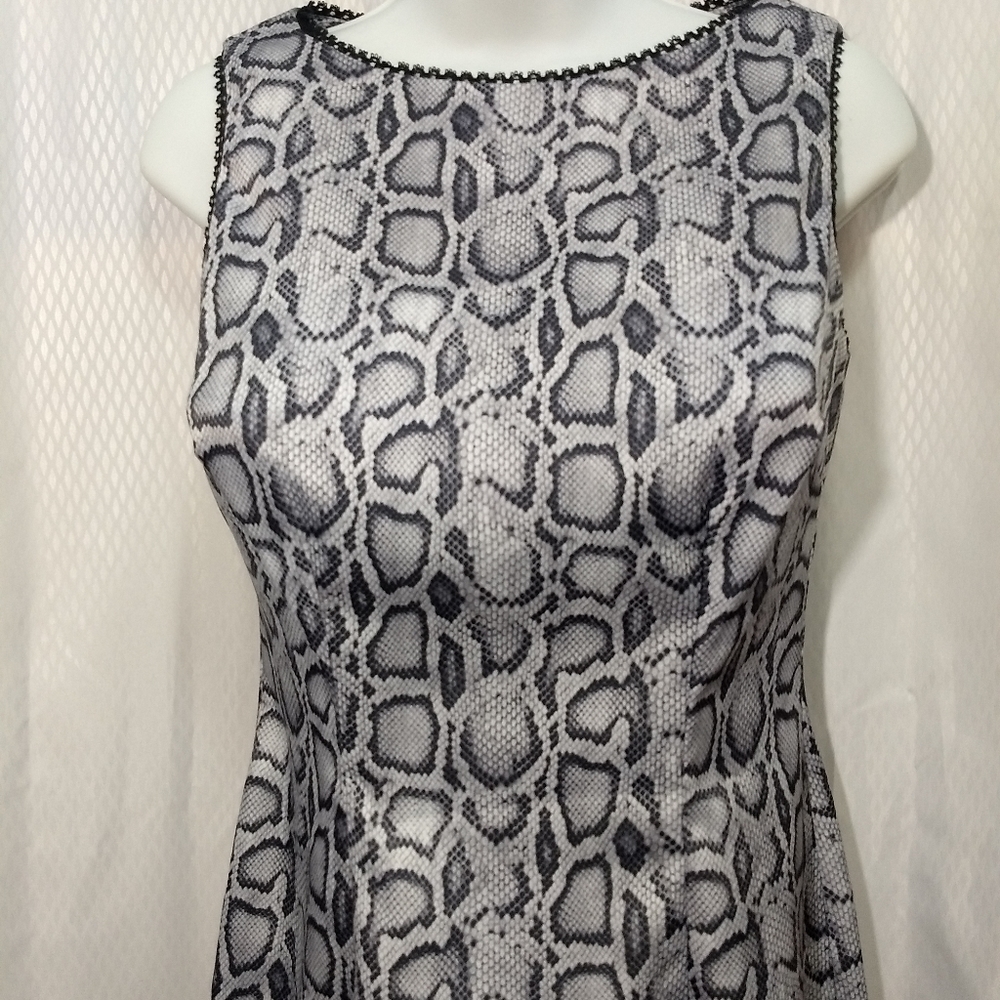 CDC Petites Sleeveless Sheath Dress, Grey/Black Reptile Print with Lace, Size 6 - Picture 3 of 10